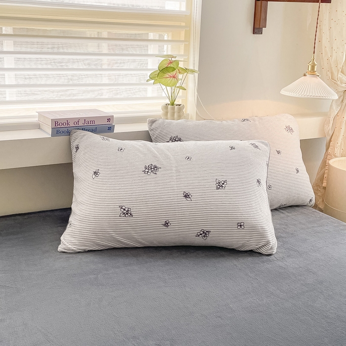 91家纺网 家纺一手货源 找家纺 雅居纺家纺 2025新款高克重牛奶绒印花四件套 竖条小花