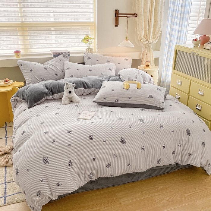 91家纺网 家纺一手货源 找家纺 雅居纺家纺 2025新款高克重牛奶绒印花四件套 竖条小花