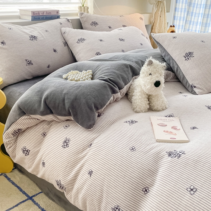 91家纺网 家纺一手货源 找家纺 雅居纺家纺 2025新款高克重牛奶绒印花四件套 竖条小花