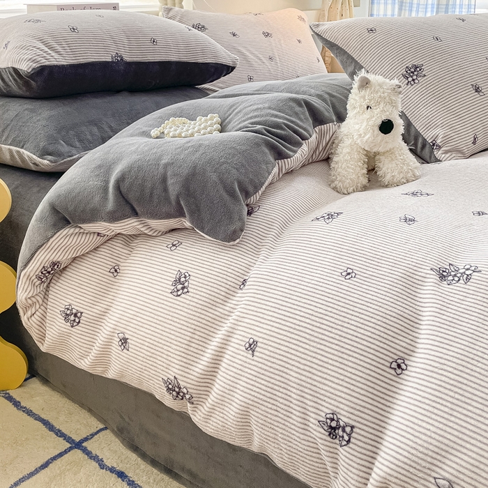 91家纺网 家纺一手货源 找家纺 雅居纺家纺 2025新款高克重牛奶绒印花四件套 竖条小花