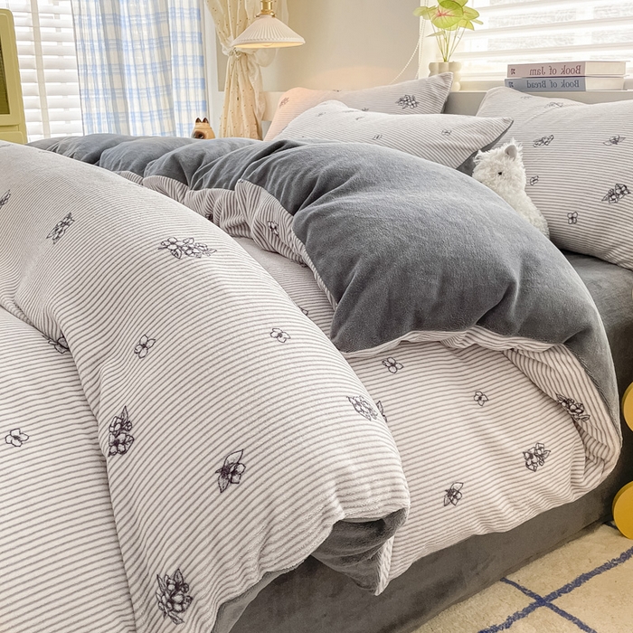 91家纺网 家纺一手货源 找家纺 雅居纺家纺 2025新款高克重牛奶绒印花四件套 竖条小花