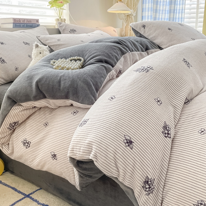 91家纺网 家纺一手货源 找家纺 雅居纺家纺 2025新款高克重牛奶绒印花四件套 竖条小花