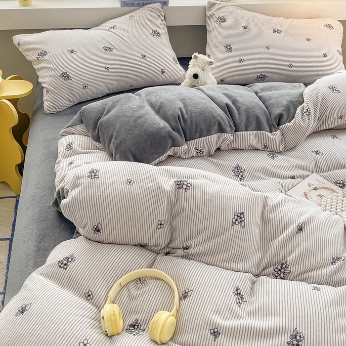 91家纺网 家纺一手货源 找家纺 雅居纺家纺 2025新款高克重牛奶绒印花四件套 竖条小花