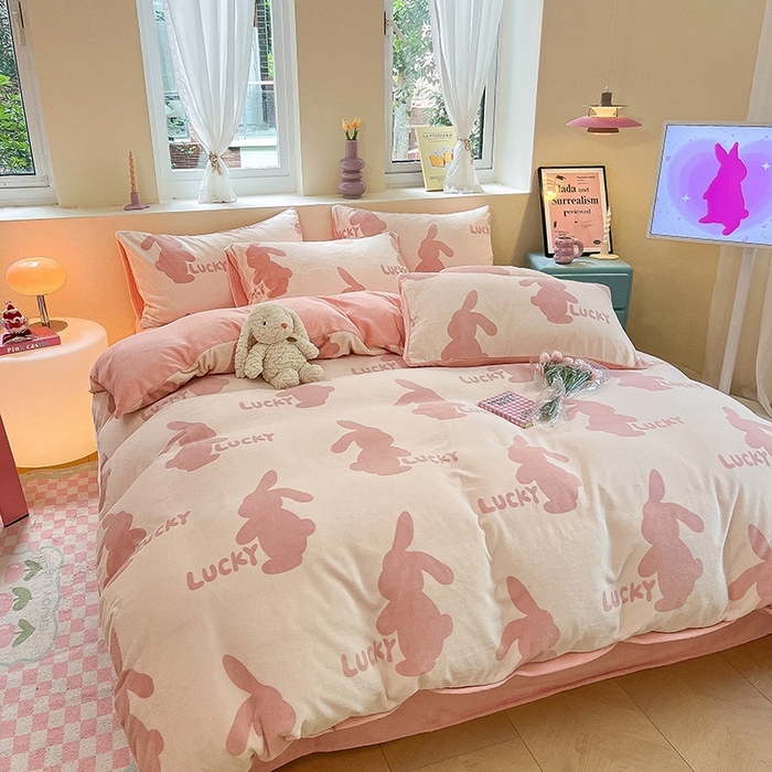 91家纺网 家纺一手货源 找家纺 雅居纺家纺 2025新款高克重牛奶绒印花四件套 幸运兔