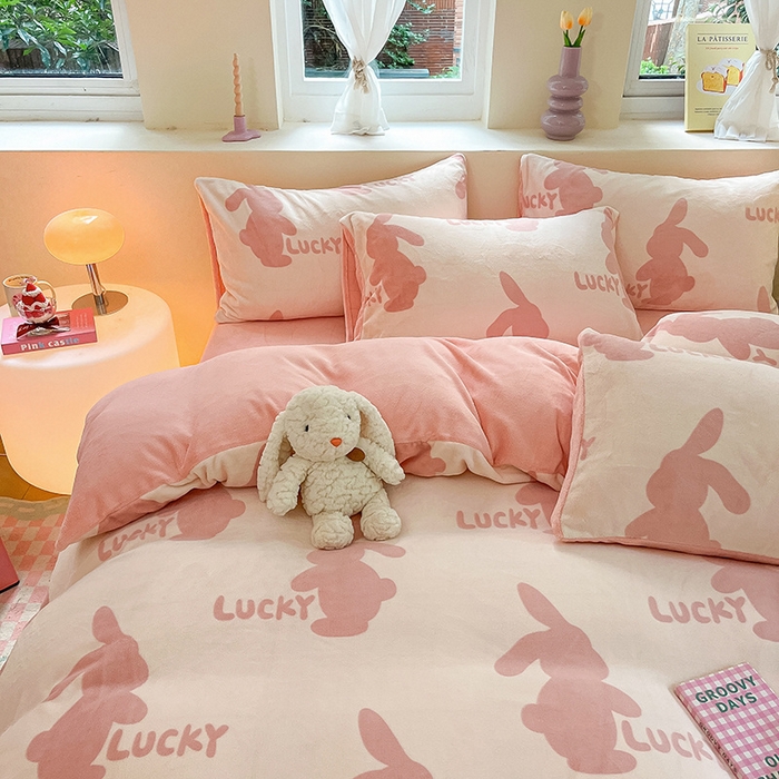 91家纺网 家纺一手货源 找家纺 雅居纺家纺 2025新款高克重牛奶绒印花四件套 幸运兔