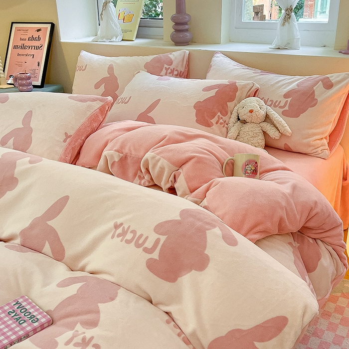 91家纺网 家纺一手货源 找家纺 雅居纺家纺 2025新款高克重牛奶绒印花四件套 幸运兔