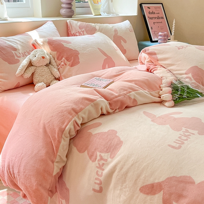 91家纺网 家纺一手货源 找家纺 雅居纺家纺 2025新款高克重牛奶绒印花四件套 幸运兔