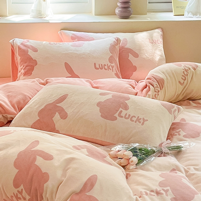 91家纺网 家纺一手货源 找家纺 雅居纺家纺 2025新款高克重牛奶绒印花四件套 幸运兔