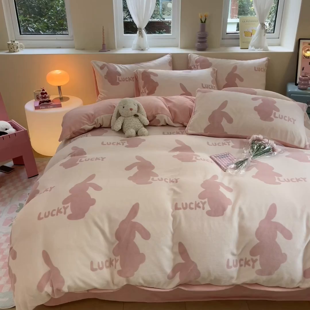 91家纺网 家纺一手货源 找家纺 雅居纺家纺 2025新款高克重牛奶绒印花四件套 幸运兔