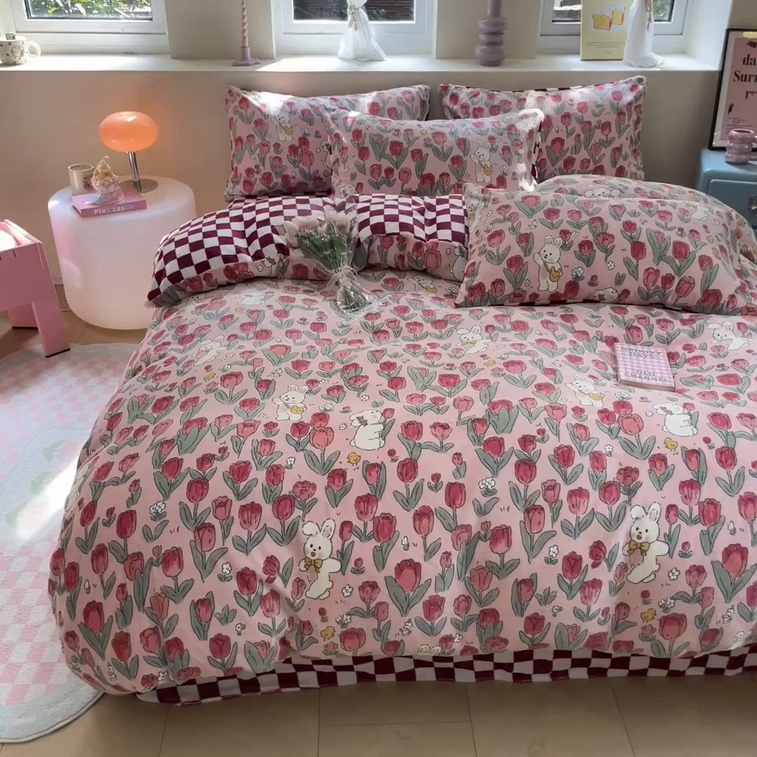 91家纺网 家纺一手货源 找家纺 雅居纺家纺 2025新款高克重牛奶绒印花四件套 休闲小兔