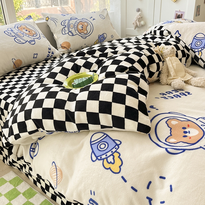 91家纺网 家纺一手货源 找家纺 雅居纺家纺 2025新款高克重牛奶绒印花四件套 宇航熊