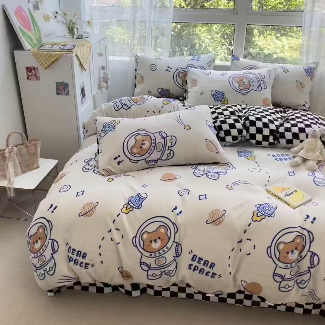 91家纺网 家纺一手货源 找家纺 雅居纺家纺 2025新款高克重牛奶绒印花四件套 宇航熊