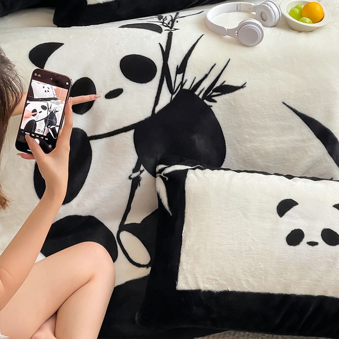 91家纺网 家纺一手货源 找家纺 安哆啦家纺 2025新款兔毛绒大版卡通牛奶绒兔兔绒印花四件套 国风熊猫