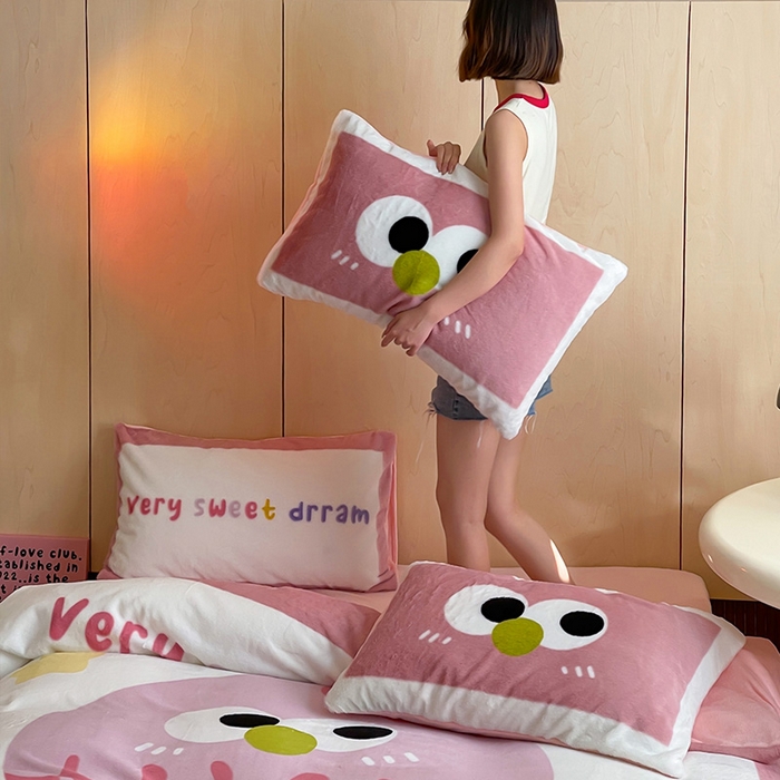 91家纺网 家纺一手货源 找家纺 安哆啦家纺 2025新款兔毛绒大版卡通牛奶绒兔兔绒印花四件套 美味乳酪