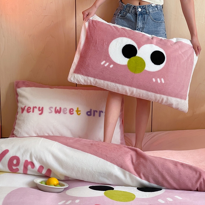 91家纺网 家纺一手货源 找家纺 安哆啦家纺 2025新款兔毛绒大版卡通牛奶绒兔兔绒印花四件套 美味乳酪