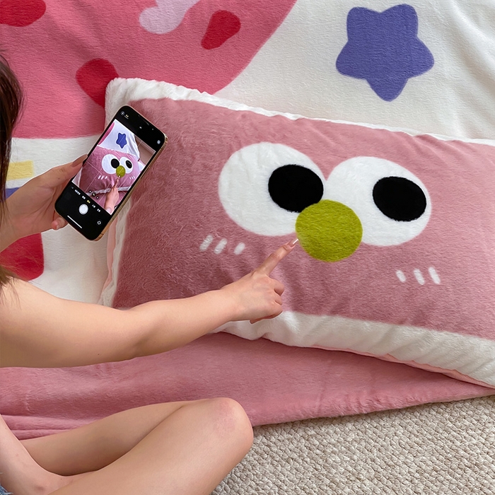 91家纺网 家纺一手货源 找家纺 安哆啦家纺 2025新款兔毛绒大版卡通牛奶绒兔兔绒印花四件套 美味乳酪