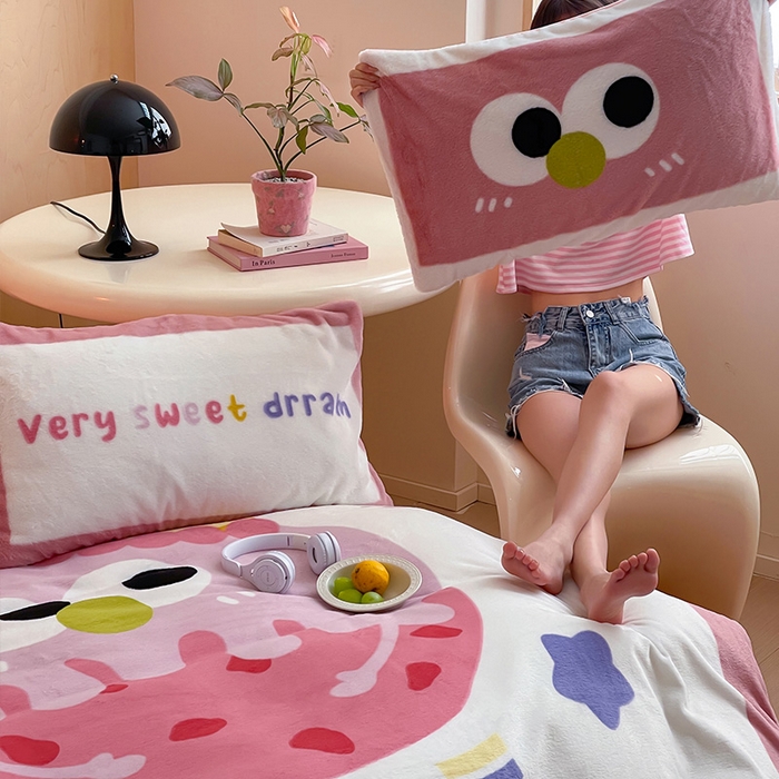 91家纺网 家纺一手货源 找家纺 安哆啦家纺 2025新款兔毛绒大版卡通牛奶绒兔兔绒印花四件套 美味乳酪