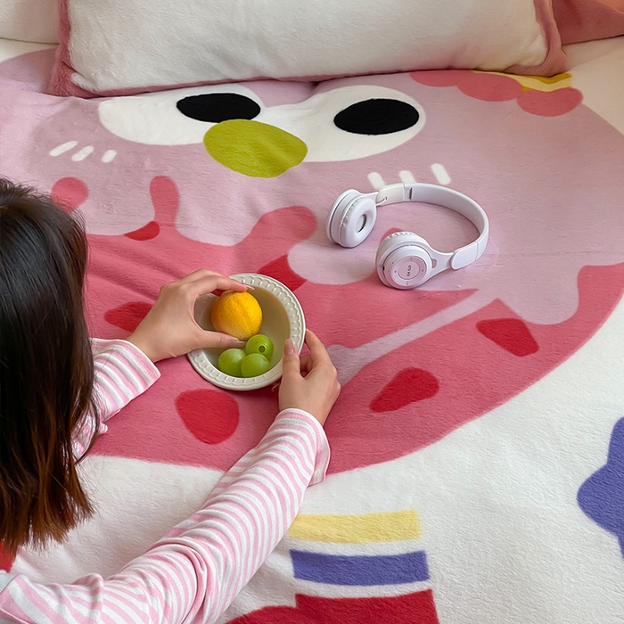 91家纺网 家纺一手货源 找家纺 安哆啦家纺 2025新款兔毛绒大版卡通牛奶绒兔兔绒印花四件套 美味乳酪