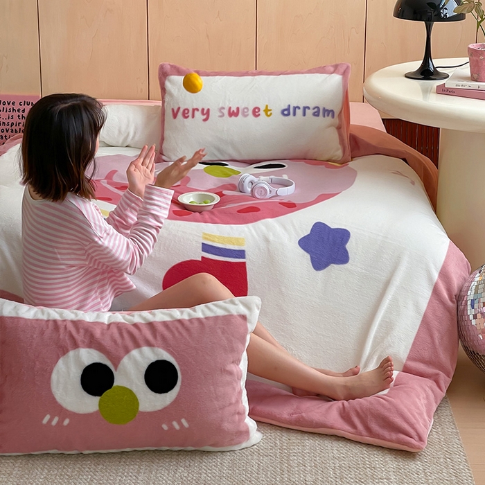 91家纺网 家纺一手货源 找家纺 安哆啦家纺 2025新款兔毛绒大版卡通牛奶绒兔兔绒印花四件套 美味乳酪