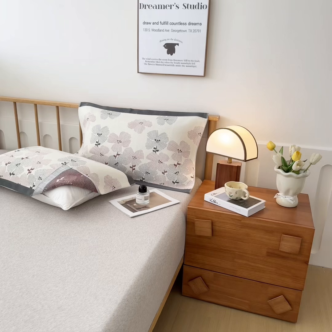 91家纺网 家纺一手货源 找家纺 棠薇家纺 2025新款精梳棉六层纱单枕巾 枕巾单件 勿忘我灰边