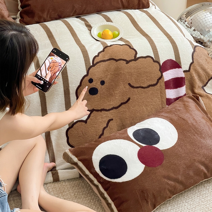 91家纺网 家纺一手货源 找家纺 安哆啦家纺 2025新款兔毛绒大版卡通牛奶绒兔兔绒印花四件套 巧克力狗