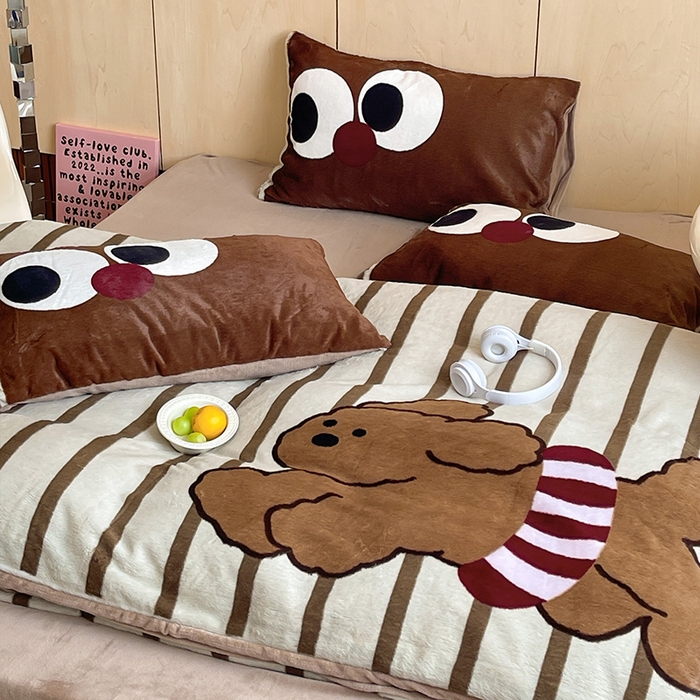 91家纺网 家纺一手货源 找家纺 安哆啦家纺 2025新款兔毛绒大版卡通牛奶绒兔兔绒印花四件套 巧克力狗