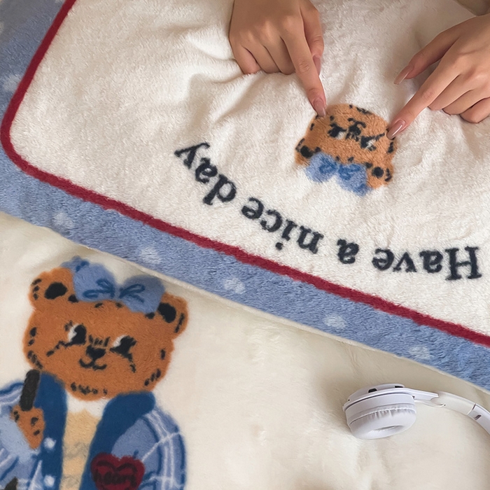 91家纺网 家纺一手货源 找家纺 安哆啦家纺 2025新款兔毛绒大版卡通牛奶绒兔兔绒印花四件套 绅士熊