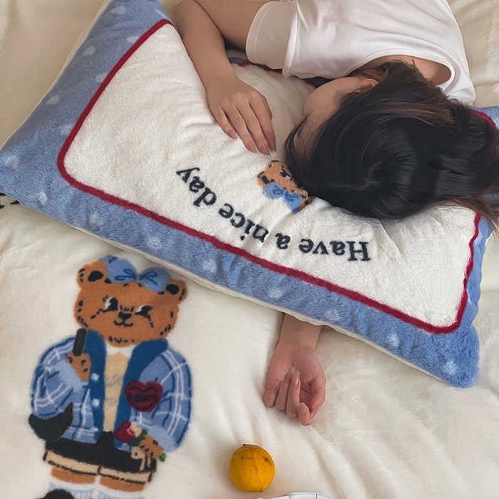 91家纺网 家纺一手货源 找家纺 安哆啦家纺 2025新款兔毛绒大版卡通牛奶绒兔兔绒印花四件套 绅士熊