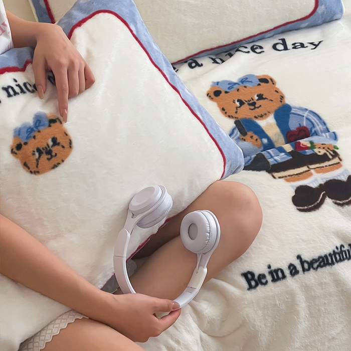 91家纺网 家纺一手货源 找家纺 安哆啦家纺 2025新款兔毛绒大版卡通牛奶绒兔兔绒印花四件套 绅士熊