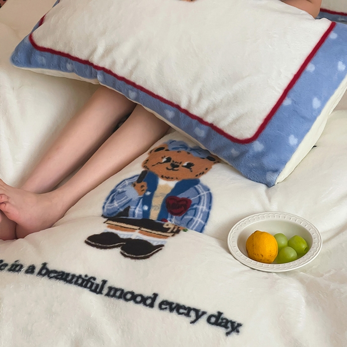 91家纺网 家纺一手货源 找家纺 安哆啦家纺 2025新款兔毛绒大版卡通牛奶绒兔兔绒印花四件套 绅士熊