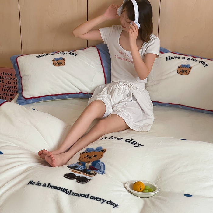 91家纺网 家纺一手货源 找家纺 安哆啦家纺 2025新款兔毛绒大版卡通牛奶绒兔兔绒印花四件套 绅士熊