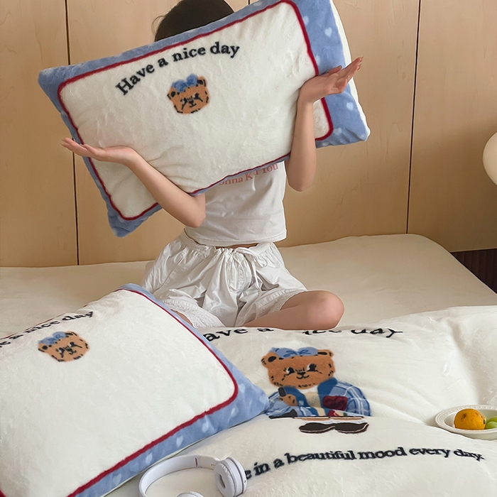 91家纺网 家纺一手货源 找家纺 安哆啦家纺 2025新款兔毛绒大版卡通牛奶绒兔兔绒印花四件套 绅士熊