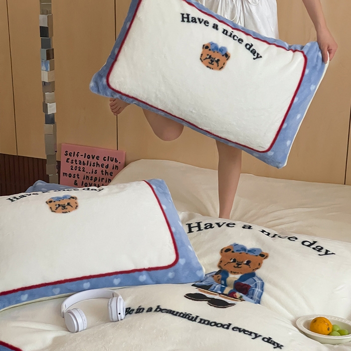 91家纺网 家纺一手货源 找家纺 安哆啦家纺 2025新款兔毛绒大版卡通牛奶绒兔兔绒印花四件套 绅士熊