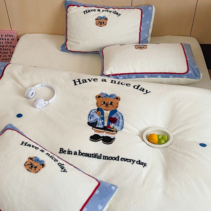 91家纺网 家纺一手货源 找家纺 安哆啦家纺 2025新款兔毛绒大版卡通牛奶绒兔兔绒印花四件套 绅士熊