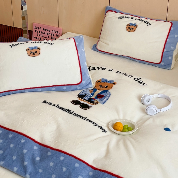 91家纺网 家纺一手货源 找家纺 安哆啦家纺 2025新款兔毛绒大版卡通牛奶绒兔兔绒印花四件套 绅士熊