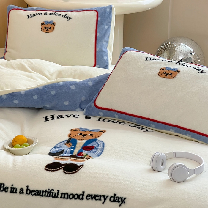 91家纺网 家纺一手货源 找家纺 安哆啦家纺 2025新款兔毛绒大版卡通牛奶绒兔兔绒印花四件套 绅士熊