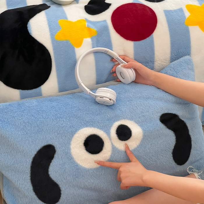 91家纺网 家纺一手货源 找家纺 安哆啦家纺 2025新款兔毛绒大版卡通牛奶绒兔兔绒印花四件套 圣诞狗