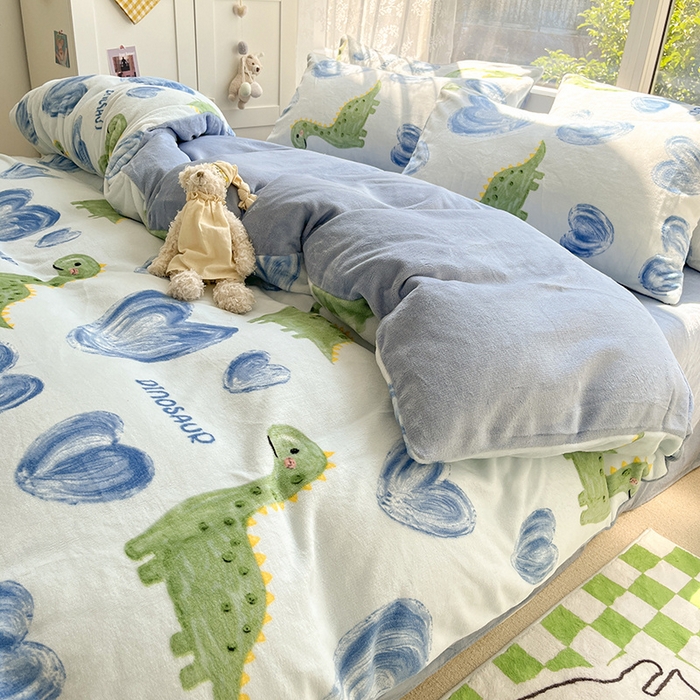 91家纺网 家纺一手货源 找家纺 雅居纺家纺 2025新款高克重牛奶绒印花单被套 爱心恐龙