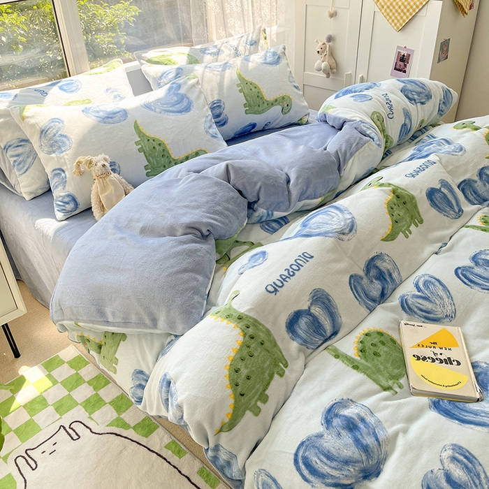 91家纺网 家纺一手货源 找家纺 雅居纺家纺 2025新款高克重牛奶绒印花单被套 爱心恐龙