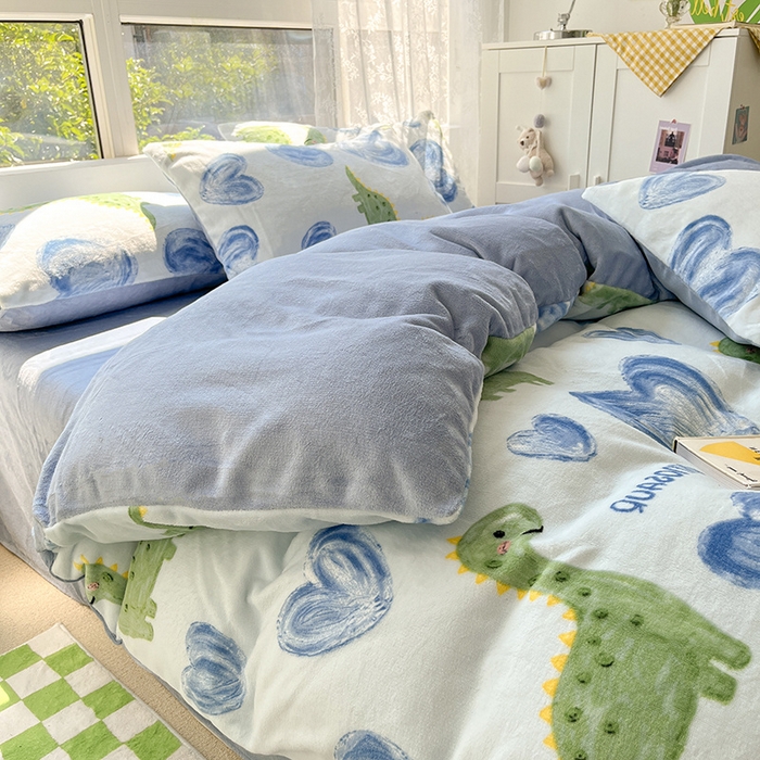 91家纺网 家纺一手货源 找家纺 雅居纺家纺 2025新款高克重牛奶绒印花单被套 爱心恐龙