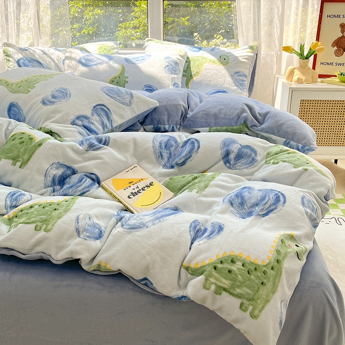 91家纺网 家纺一手货源 找家纺 雅居纺家纺 2025新款高克重牛奶绒印花单被套 爱心恐龙