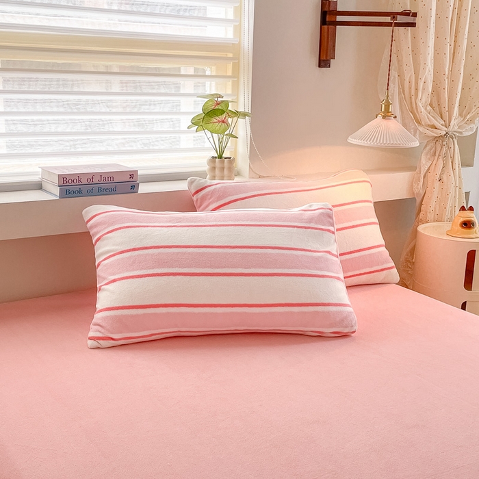 91家纺网 家纺一手货源 找家纺 雅居纺家纺 2025新款高克重牛奶绒印花单被套 粉色竖条