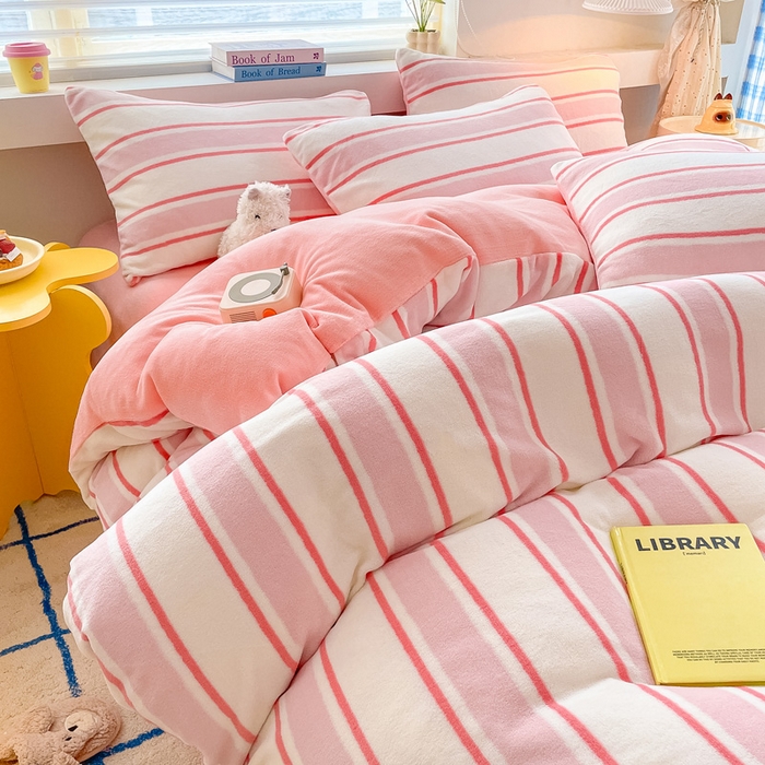 91家纺网 家纺一手货源 找家纺 雅居纺家纺 2025新款高克重牛奶绒印花单被套 粉色竖条