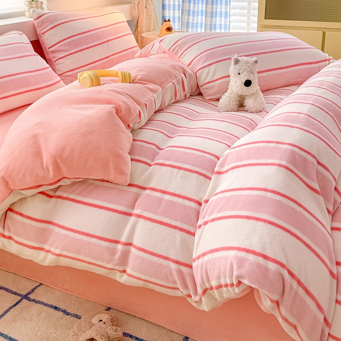 91家纺网 家纺一手货源 找家纺 雅居纺家纺 2025新款高克重牛奶绒印花单被套 粉色竖条