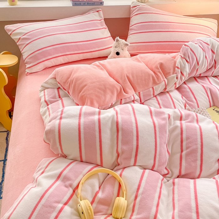 91家纺网 家纺一手货源 找家纺 雅居纺家纺 2025新款高克重牛奶绒印花单被套 粉色竖条