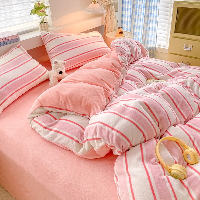 91家纺网 家纺一手货源 找家纺 雅居纺家纺 2025新款高克重牛奶绒印花单被套 粉色竖条