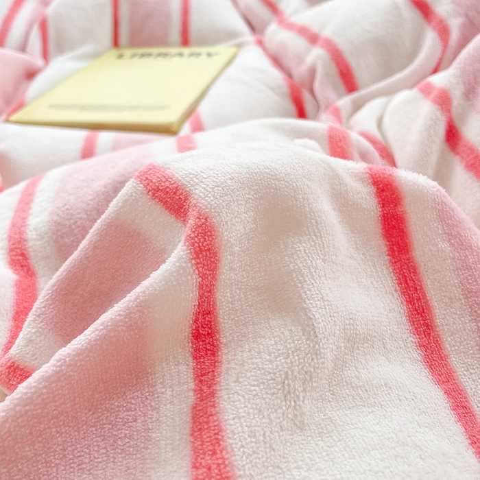 91家纺网 家纺一手货源 找家纺 雅居纺家纺 2025新款高克重牛奶绒印花单被套 粉色竖条