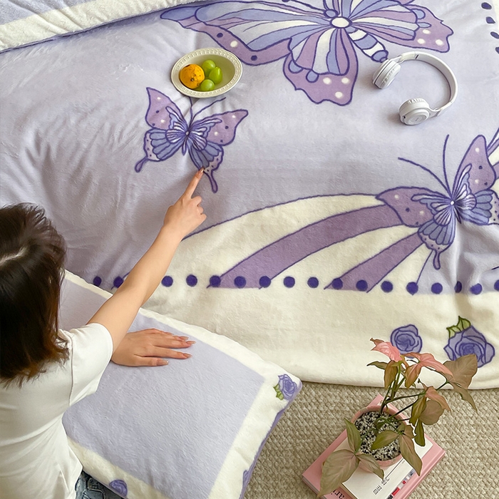 91家纺网 家纺一手货源 找家纺 安哆啦家纺 2025新款兔毛绒大版卡通牛奶绒兔兔绒印花四件套 紫花蝶