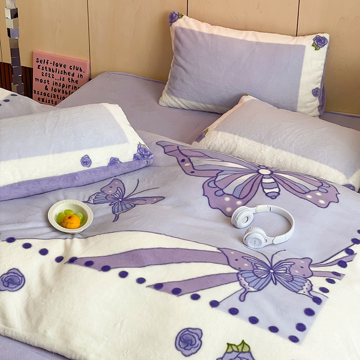 91家纺网 家纺一手货源 找家纺 安哆啦家纺 2025新款兔毛绒大版卡通牛奶绒兔兔绒印花四件套 紫花蝶