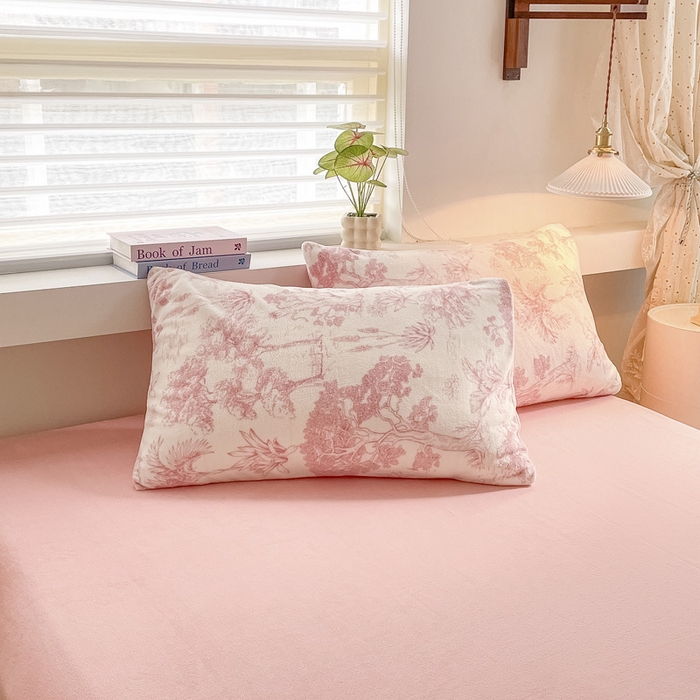 91家纺网 家纺一手货源 找家纺 雅居纺家纺 2025新款高克重牛奶绒印花单被套 幻境-粉